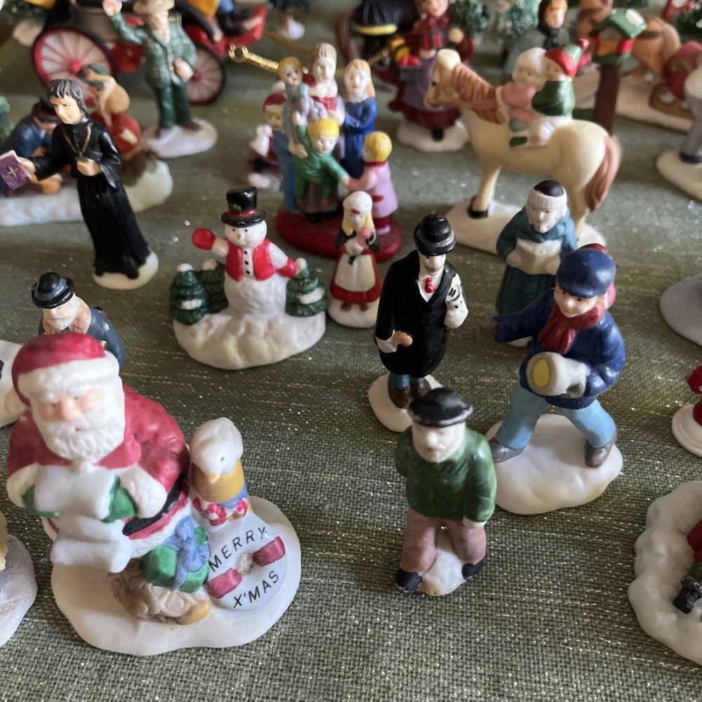Christmas Village Figures Lot Unbranded ?O'Well Christmas Valley? 45+ Pieces - Picture 12 of 15